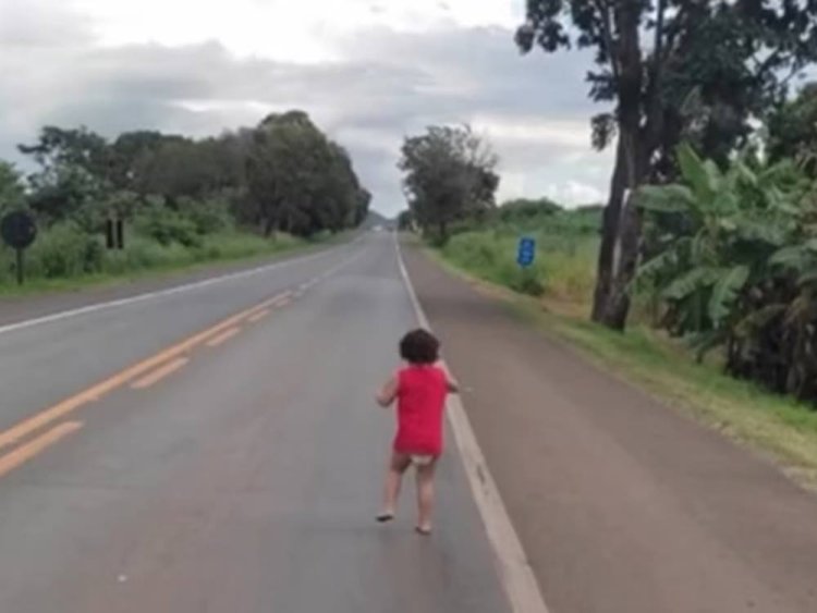 Criança é econtrada de fralda sozinha caminhando na BR-153