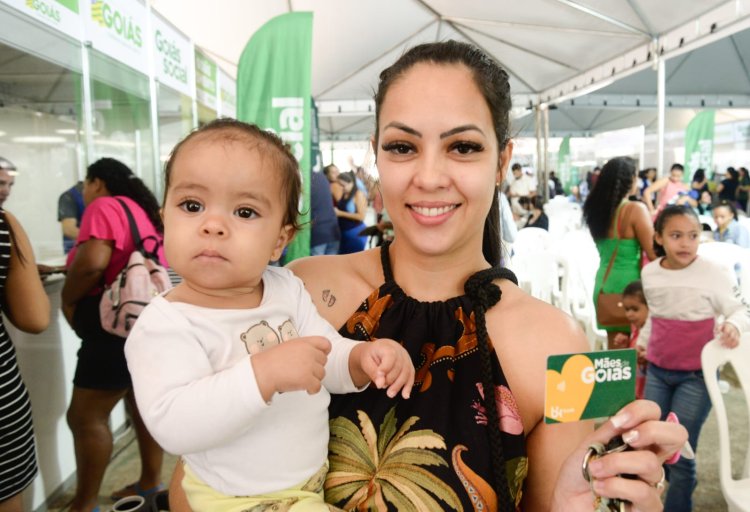 Goiás Social entrega mais de mil benefícios do Mães de Goiás, Dignidade e Aprendiz do Futuro em Ipameri e Formosa