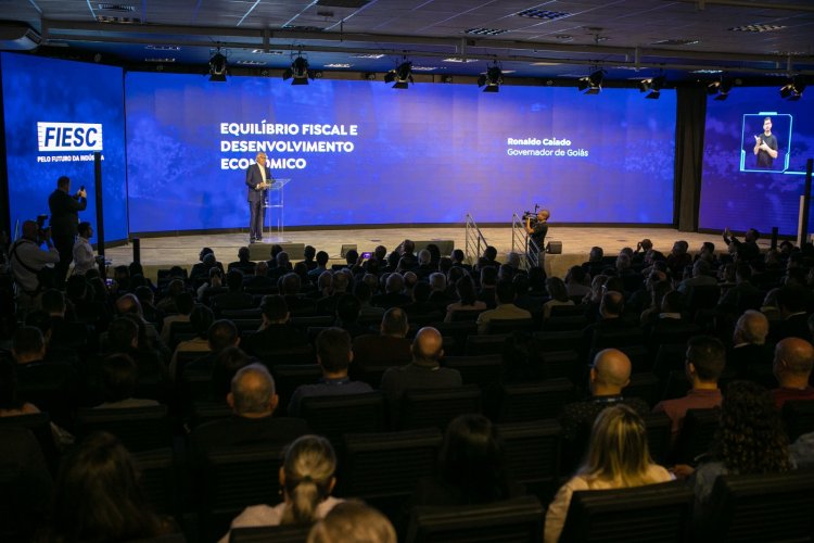 Caiado destaca avanços de Goiás durante palestra em Santa Catarina