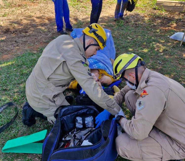 Helicóptero cai em lagoa em Goiás e três ocupantes ficam feridos