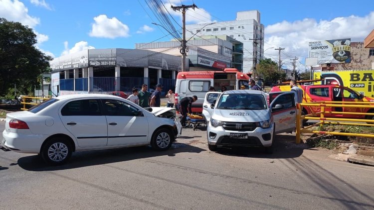 Acidente entre carros no centro de Formosa deixa duas pessoas feridas