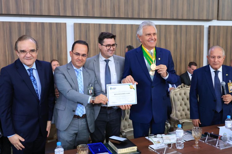 Caiado é homenageado pelo trabalho na área Social durante evento evangélico em Goiânia