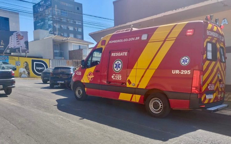 Colisão entre carro e moto no centro de Formosa deixa motociclista ferida