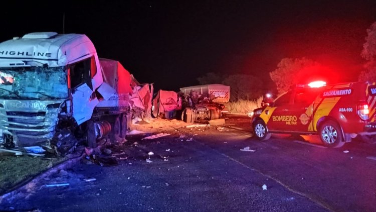 Colisão frontal entre carretas na BR-020 deixa motorista gravemente ferido