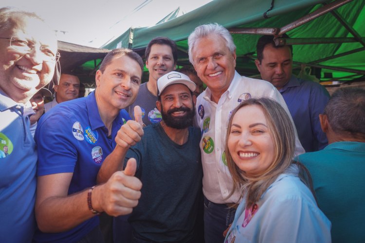 Leandro Vilela e Caiado dialogam com a população na feira do Garavelo, em Aparecida