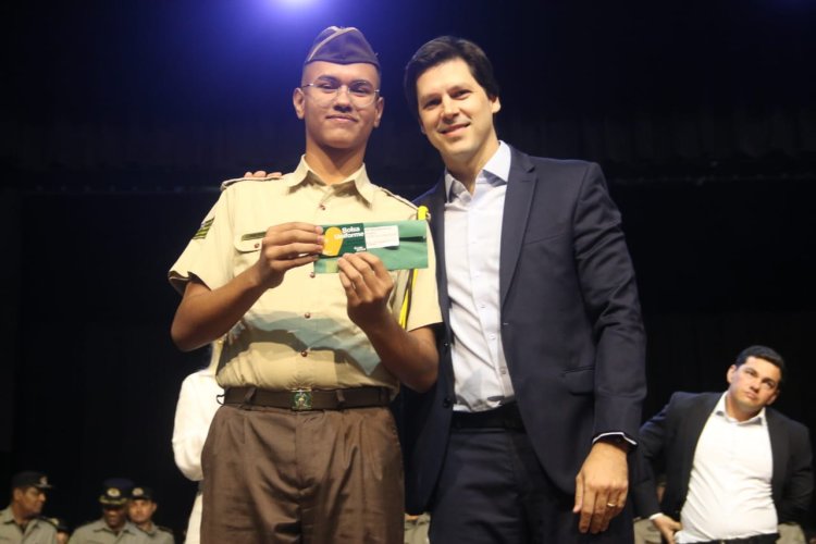 “Nossos alunos estão preparados para o futuro”, defende Daniel Vilela em entrega dos cartões bolsa uniforme