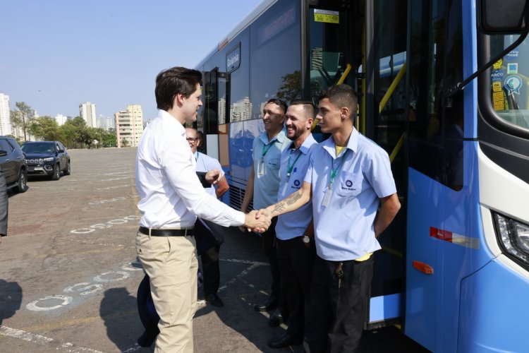 “Nova frota traz eficiência e conforto para o transporte coletivo”, destaca Daniel Vilela durante entrega de 132 novos ônibus