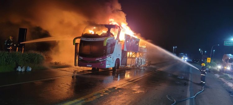 Ônibus pega fogo na BR-020 em Formosa; ninguém se feriu