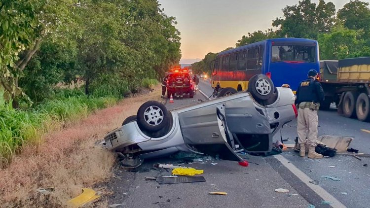 Homem morre em grave acidente entre ônibus e carro de passeio na BR-020