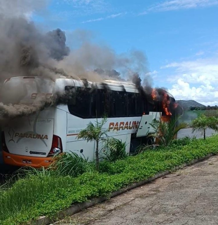 Ônibus pega fogo em frente a Barreira da Polícia Rodoviária e PMs resgatam 25 passageiros em Caldas Novas