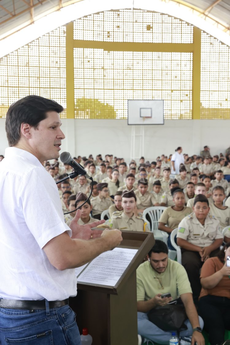 "Vamos continuar avançando para garantir um futuro ainda melhor aos jovens", afirma Daniel Vilela na entrega de escola reconstruída no Entorno