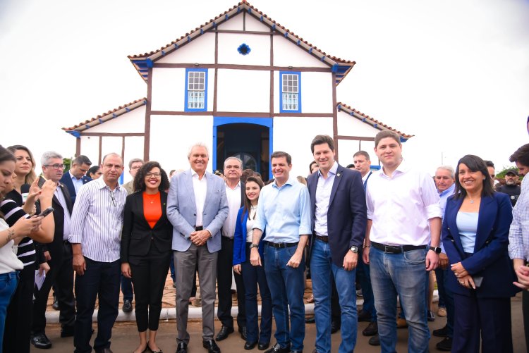 Caiado entrega restauração de Igreja do Nosso Senhor do Bonfim, em Silvânia