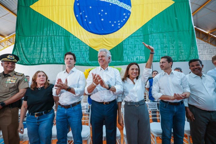 Caiado entrega 17,6 mil novos cartões do Bolsa Uniforme a estudantes de CEPMGs